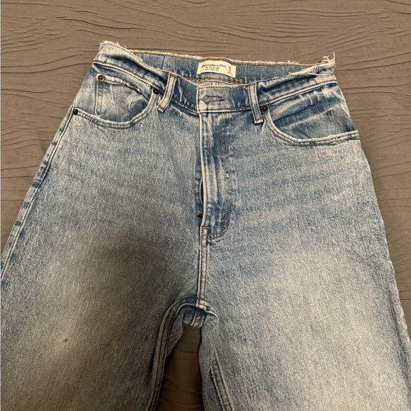 Abercrombie&Fitch Ultra High Rise 90s Straight Jean - Picture 6 of 9